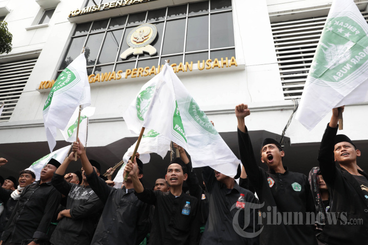 Aksi Bela Kiai dan Pesantren
