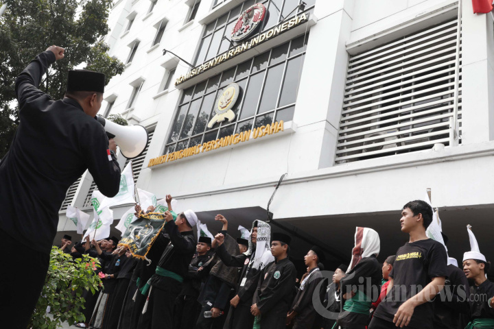 Aksi Bela Kiai dan Pesantren