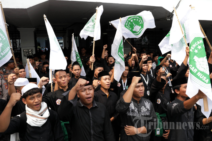 Aksi Bela Kiai dan Pesantren