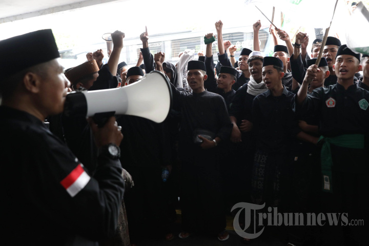 Aksi Bela Kiai dan Pesantren