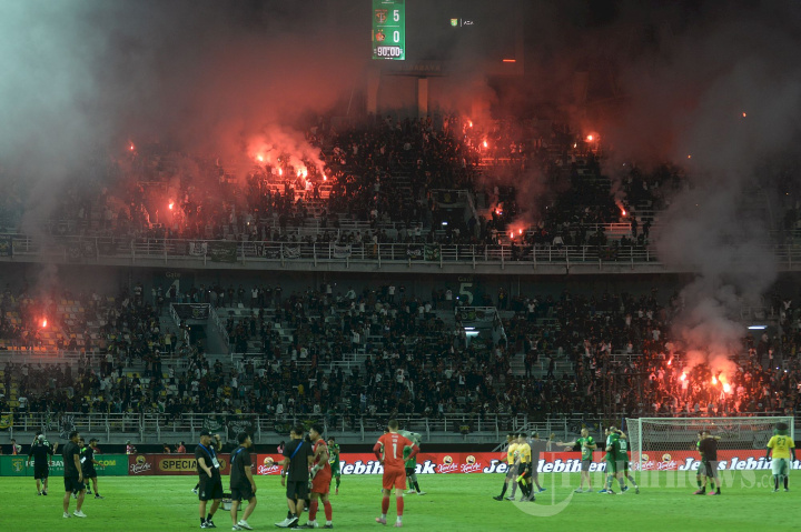Aksi Bonek pada Laga Penutup Persebaya