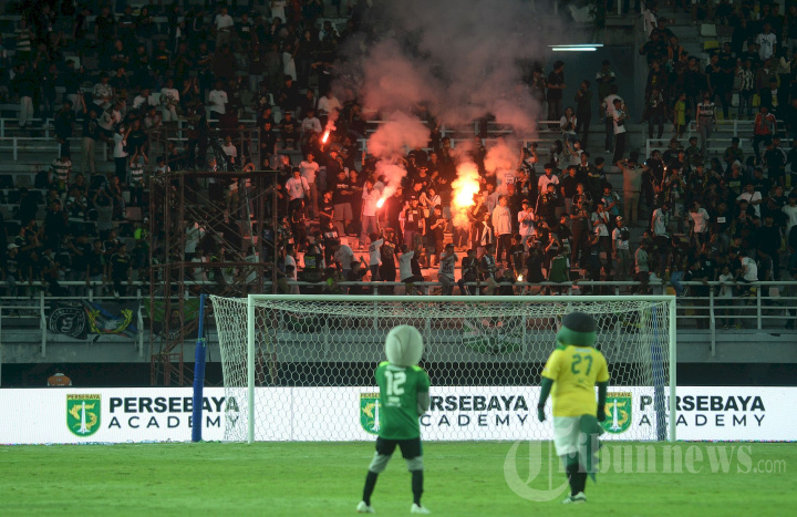 Aksi Bonek pada Laga Penutup Persebaya