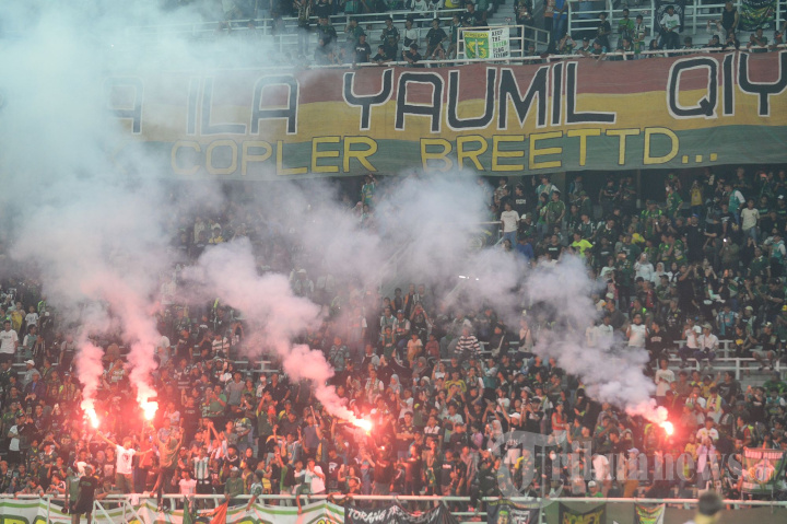 Aksi Bonek pada Laga Penutup Persebaya