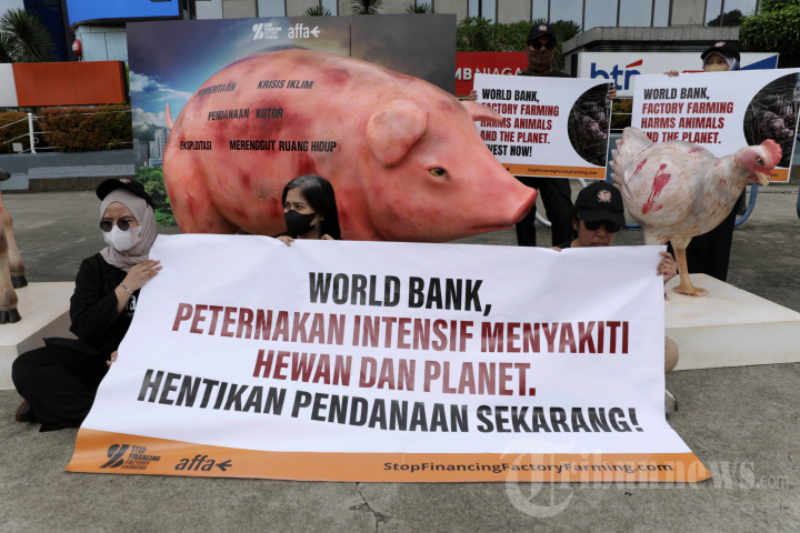 Aksi-Desak-Penghentian-Pendanaan-untuk-Peternak-Intensif_20260417_185219.jpg