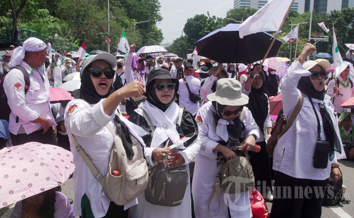 Aksi Guru Swasta di Kawasan Monas
