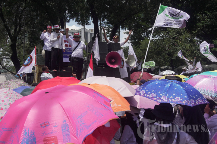 Aksi Guru Swasta di Kawasan Monas