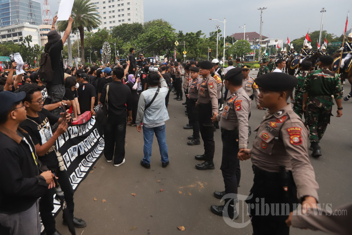 Aksi Kamisan di Depan Istana Merdeka