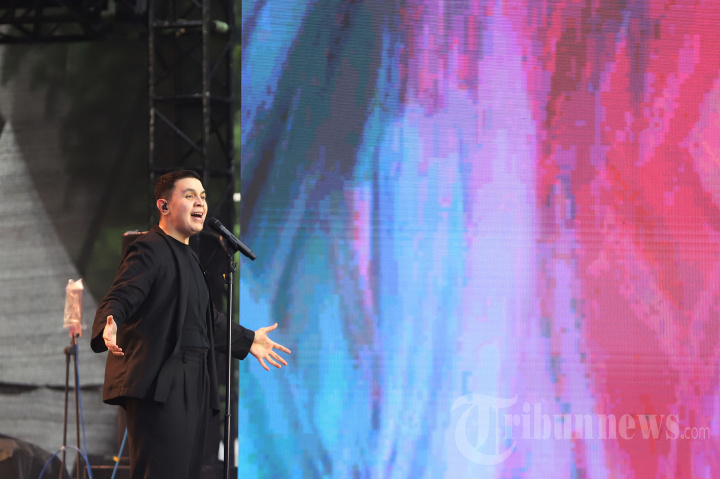 Aksi Memukau Tulus Hibur Penggemar