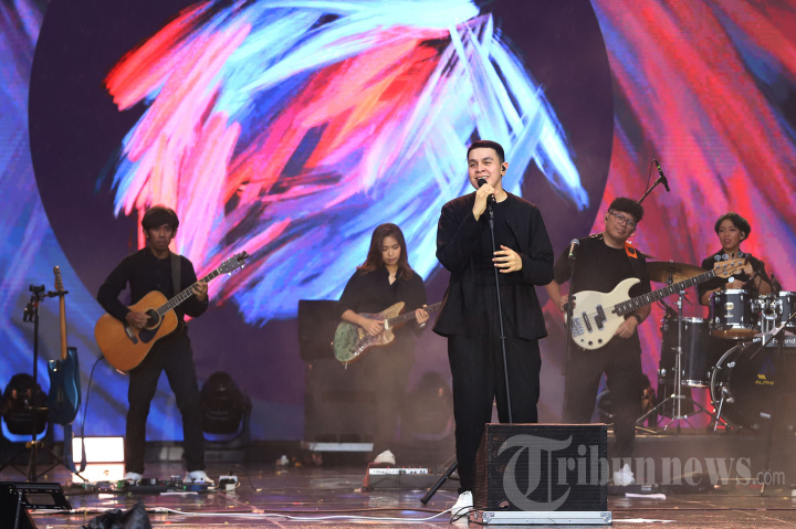 Aksi Memukau Tulus Hibur Penggemar