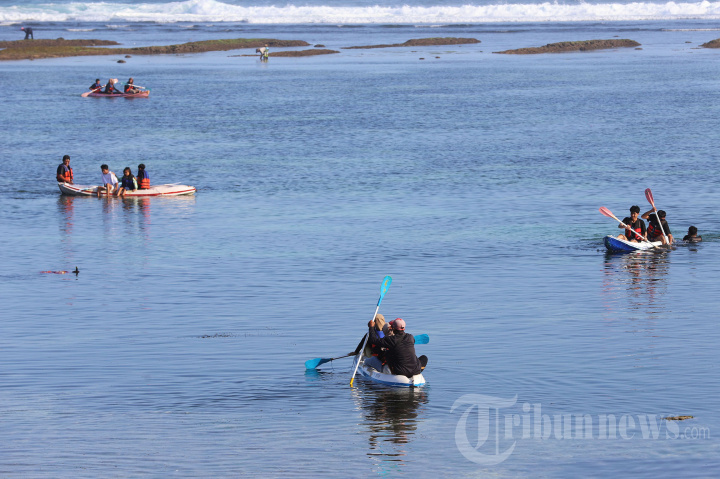 Aktivitas Seru Bermain Kano di Pantai Pandawa