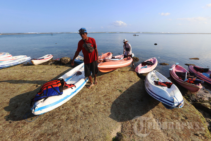 Aktivitas Seru Bermain Kano di Pantai Pandawa
