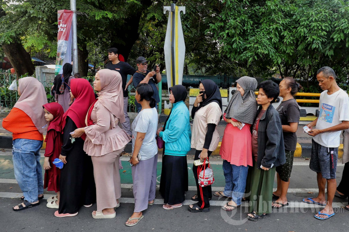 Antre Sembako Murah di Universitas Bung Karno