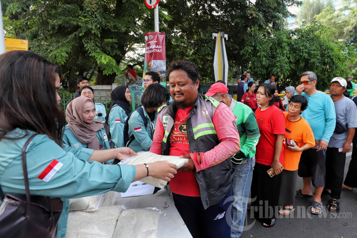 Antre Sembako Murah di Universitas Bung Karno