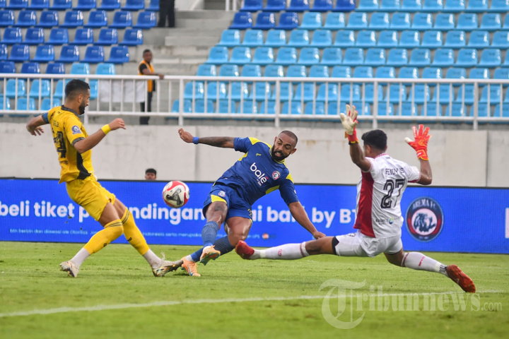 Arema FC Gulung Semen Padang 3-0