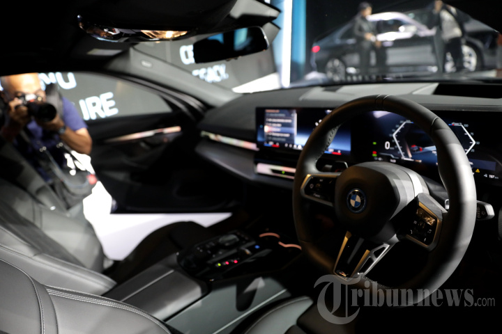 BMW i5 Touring Hadir di Indonesia