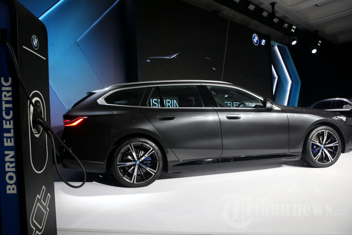BMW i5 Touring Hadir di Indonesia