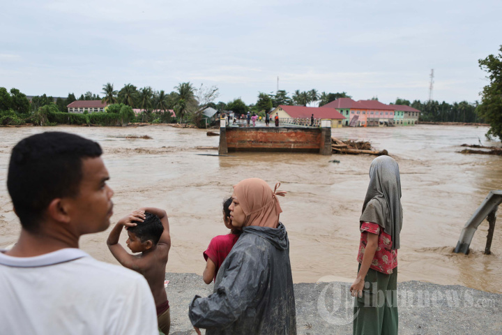 Banjir dan Longsor Kepung Aceh, Sumut Hingga Sumbar