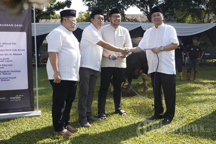 Bank-Mandiri-Salurkan-2529-Hewan-Kurban-ke-Seluruh-Indonesia_20260528_133507.jpg