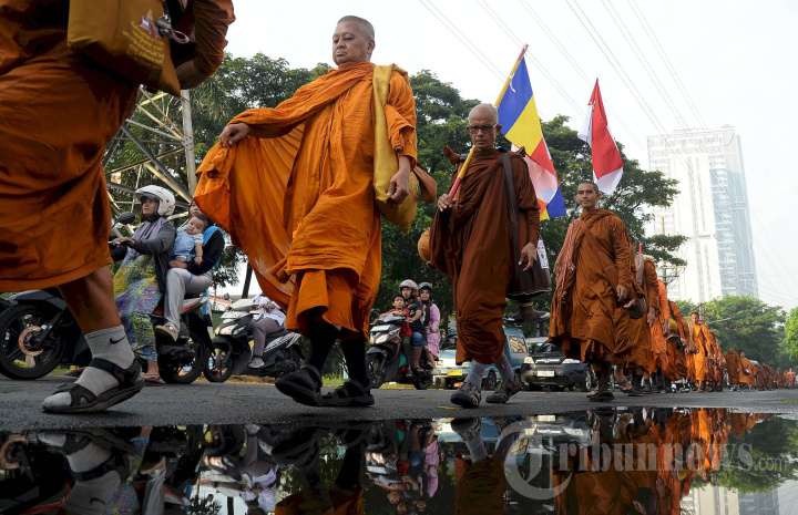 Bhikkhu Walk For Peace Keliling Surabaya