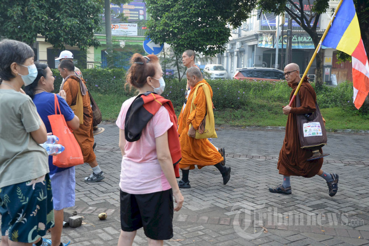 Bhikkhu Walk For Peace Keliling Surabaya