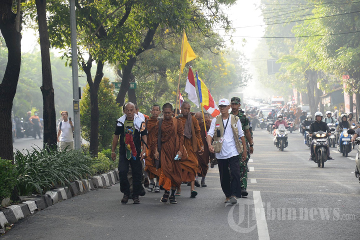 Bhikkhu Walk For Peace Keliling Surabaya