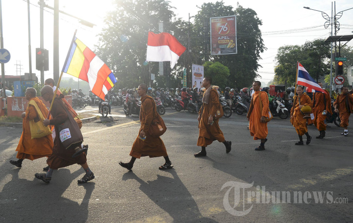 Bhikkhu Walk For Peace Keliling Surabaya
