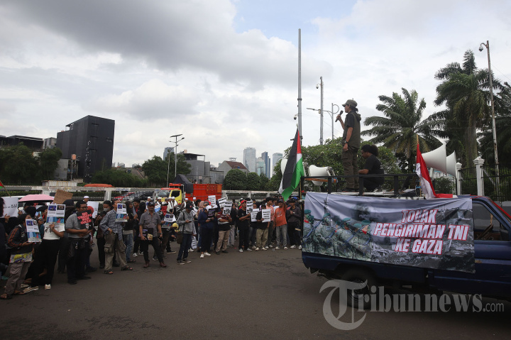 Demonstrasi di DPR Tuntut Indonesia Keluar dari BOP