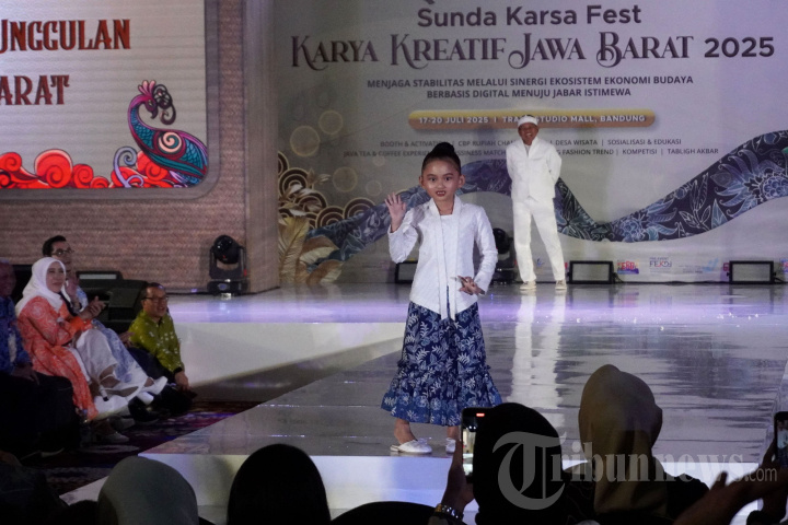 Fashion Show Peragaan Produk Kerajinan Unggulan Jawa Barat