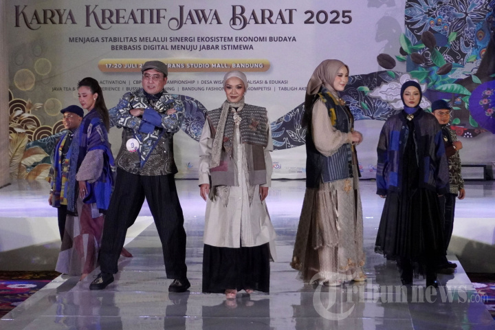 Fashion Show Peragaan Produk Kerajinan Unggulan Jawa Barat