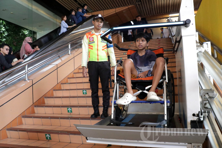 Fasilitas Platform Lift di Stasiun Cikini