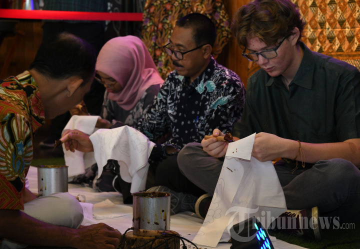 Hari Batik Nasional Berkolaborasi Sekolah dan Hotel