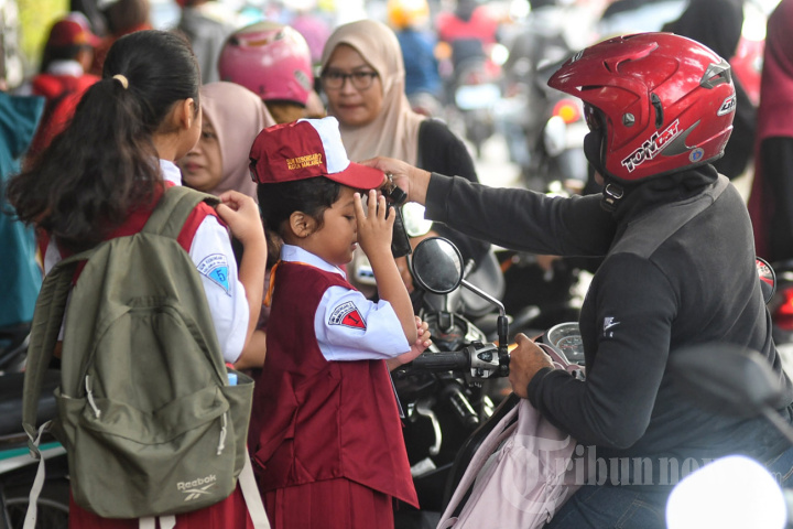 Hari Pertama Sekolah di SDN 2 Kebonsari Malang