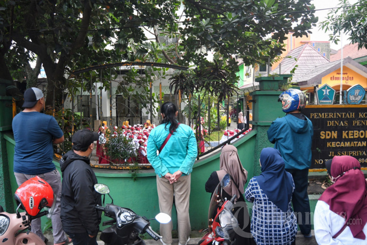 Hari Pertama Sekolah di SDN 2 Kebonsari Malang