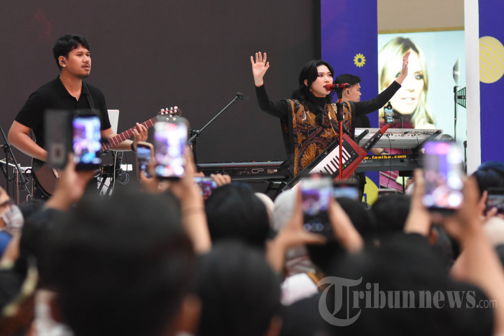 Isyana Sarasvati Meriahkan Indonesia Menari 2025 di Surabaya