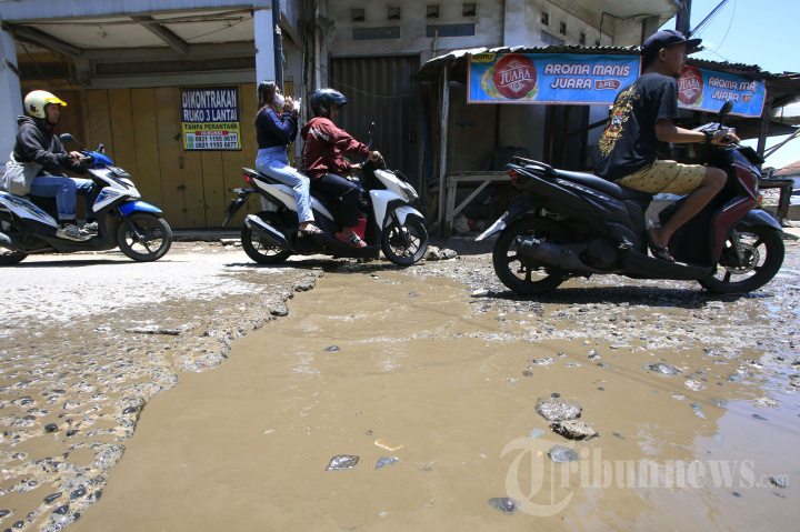 Jalan Rusak di Jalan Ciroyom Barat Kota Bandung