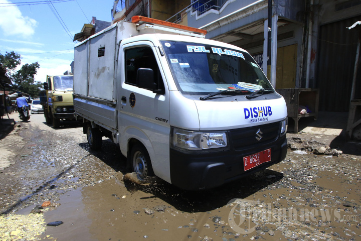 Jalan Rusak di Jalan Ciroyom Barat Kota Bandung