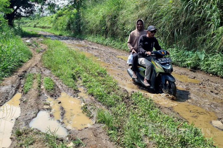Jalan Rusak di Kampung Parunghalang Kabupaten Bandung