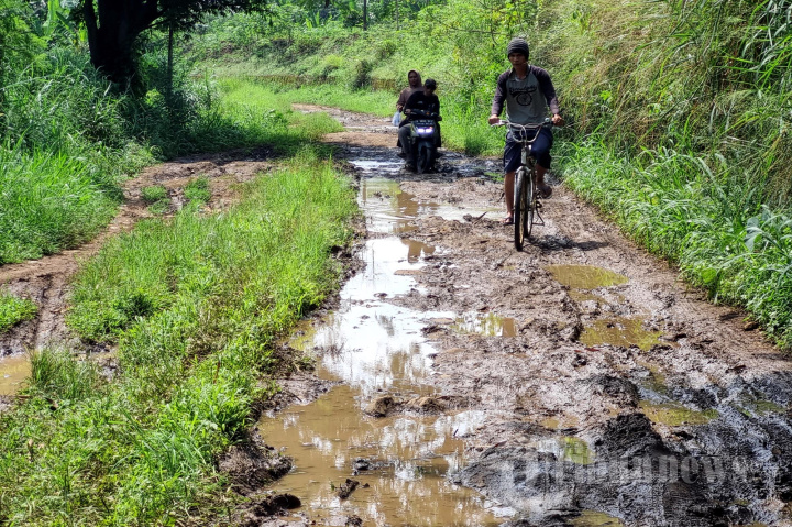 Jalan Rusak di Kampung Parunghalang Kabupaten Bandung