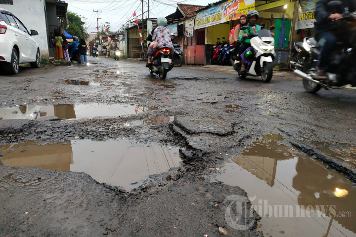 Jalan Rusak di Kampung Sekeloa Girang Kabupaten Bandung