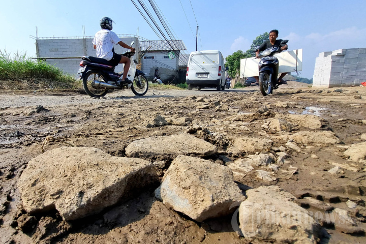 Jalan Rusak ke Stadion Si Jalak Harupat