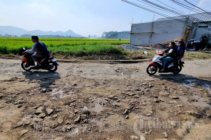 Jalan Rusak ke Stadion Si Jalak Harupat