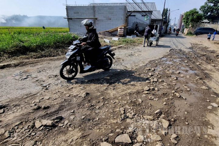 Jalan Rusak ke Stadion Si Jalak Harupat