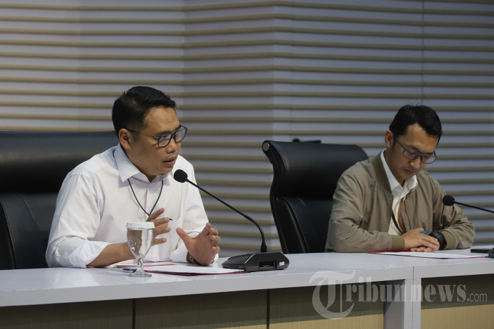 KPK Tunjukkan Barang Bukti Hasil OTT Bupati Cilacap