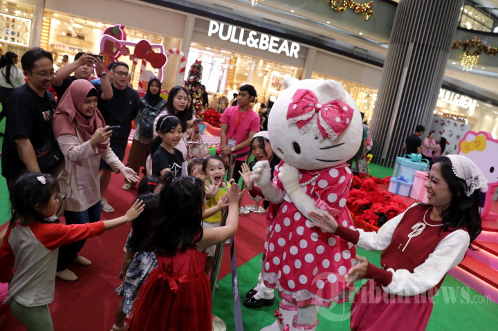Karakter Hello Kitty di Perayaan Natal Lippo Mall Puri