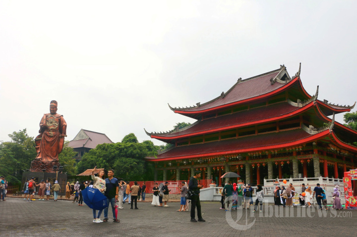 Kelenteng Sam Poo Kong Semarang Ramai Pengunjung di Libur Imlek