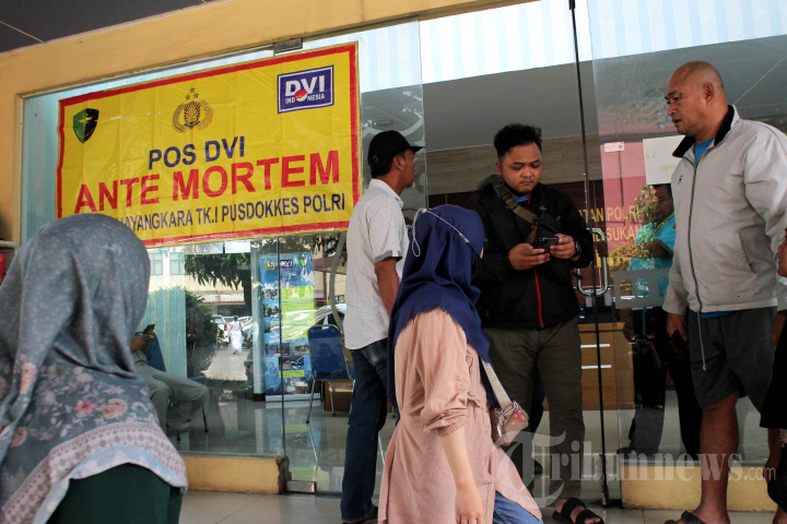 Keluarga-Korban-Kecelakaan-Kereta-Api-di-Bekasi-Timur-Datangi-RS_20260428_175001.jpg