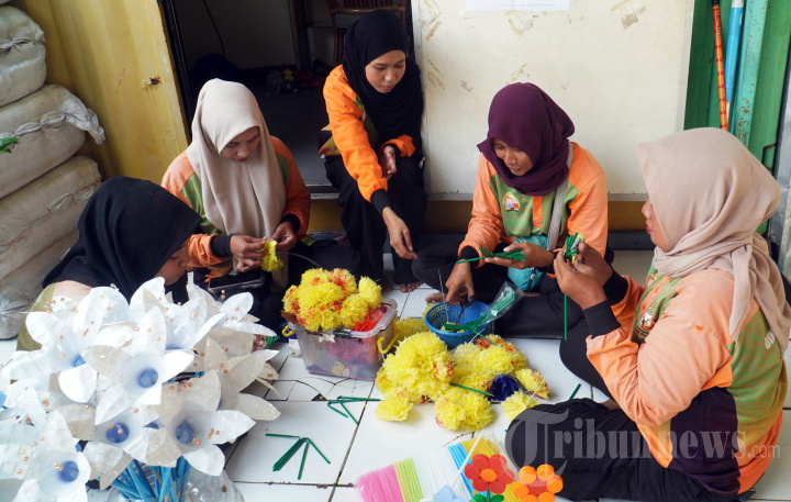 Kerajinan Tangan dari Limbah Plastik