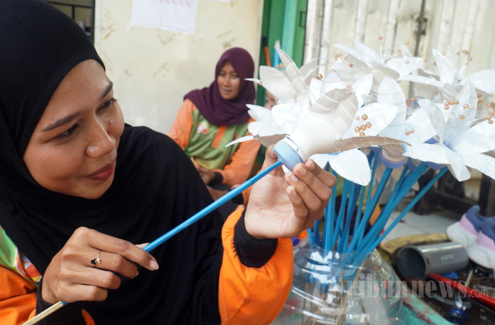 Kerajinan Tangan dari Limbah Plastik