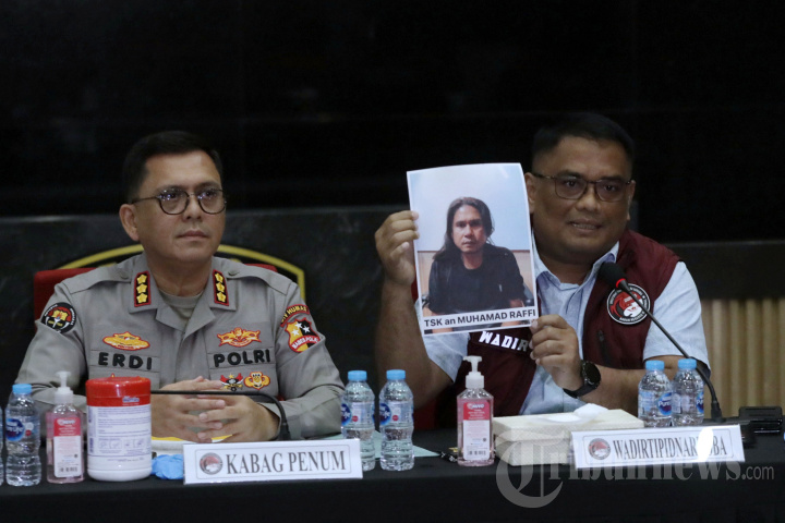 Konferensi Pers Temuan Ekstasi di Tol Lampung
