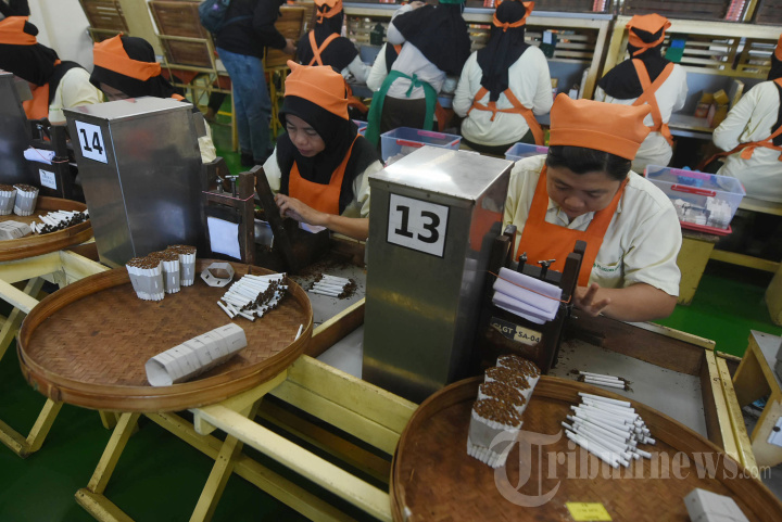 Melihat-Produksi-Rokok-SKT-Wismilak-di-PT-Gelora-Djajda-Surabaya_20260611_151811.jpg